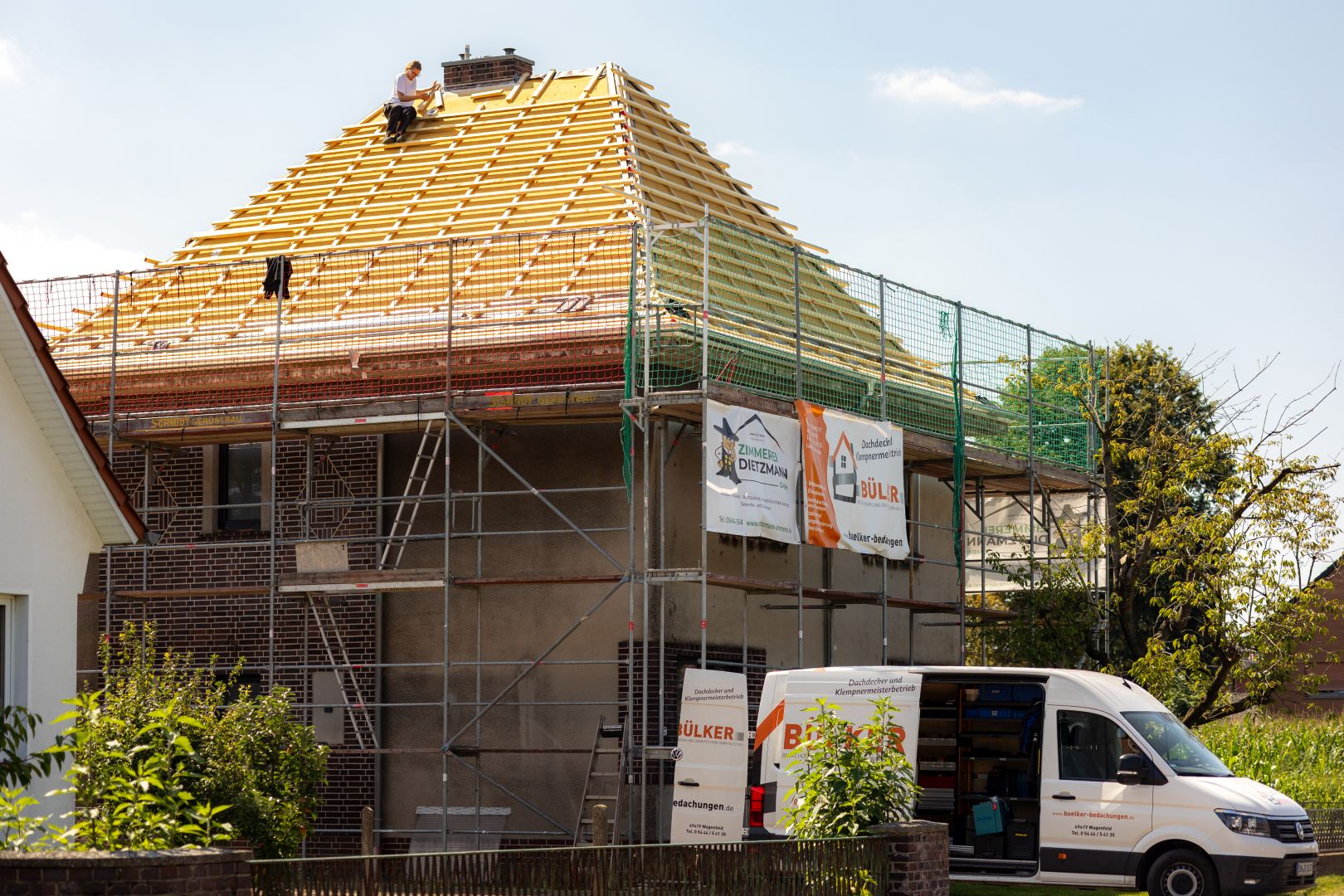Dachdecker bei der Arbeit