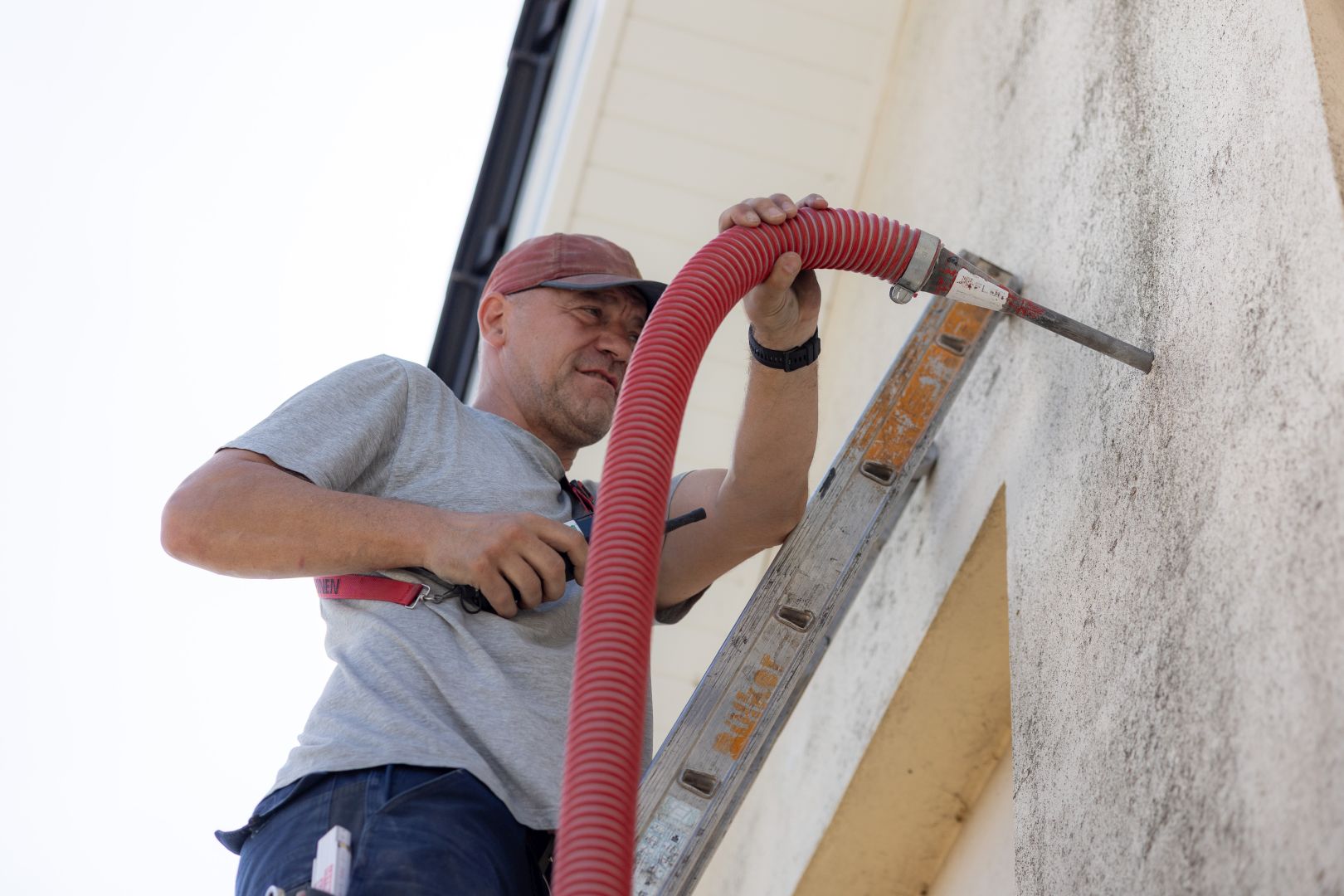 Dachdecker bei der Arbeit